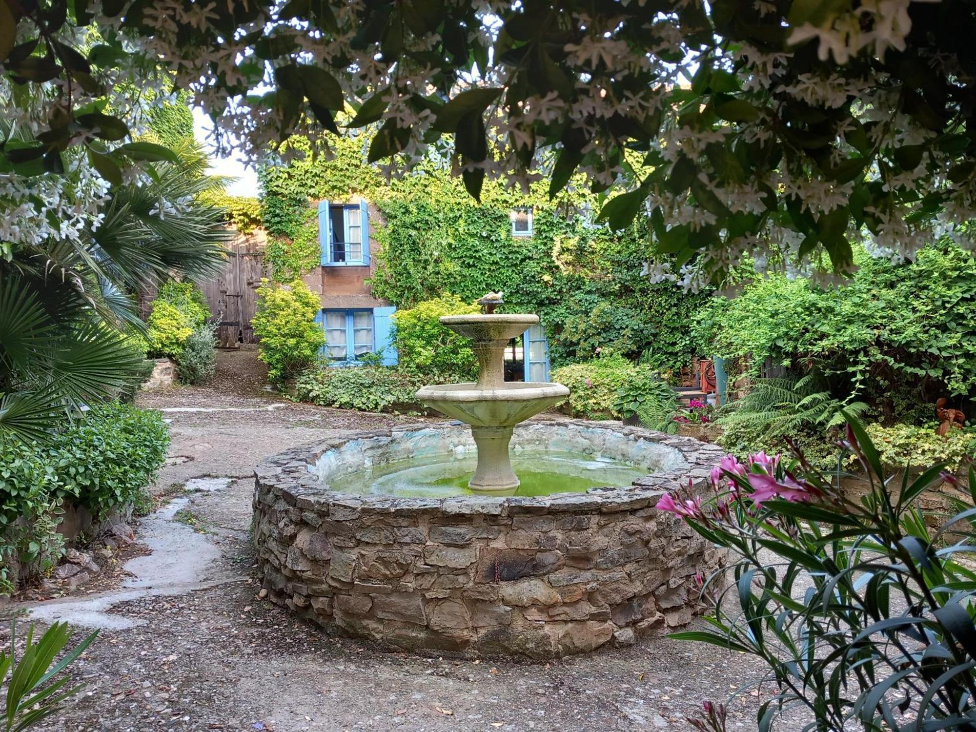 Les Volets Bleus Du Segur