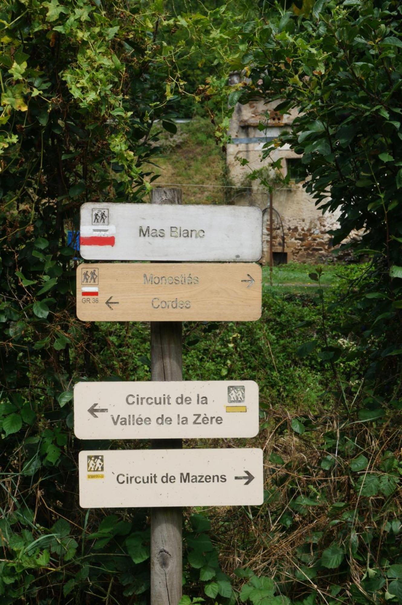 Les Volets Bleus Du Segur Le Segur