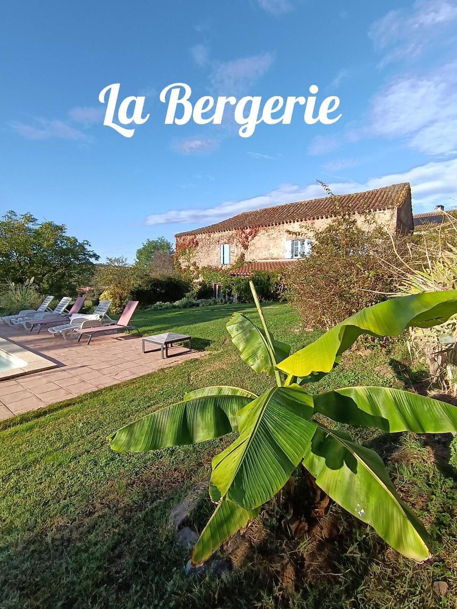 Les Volets Bleus Du Segur Vakantiehuis